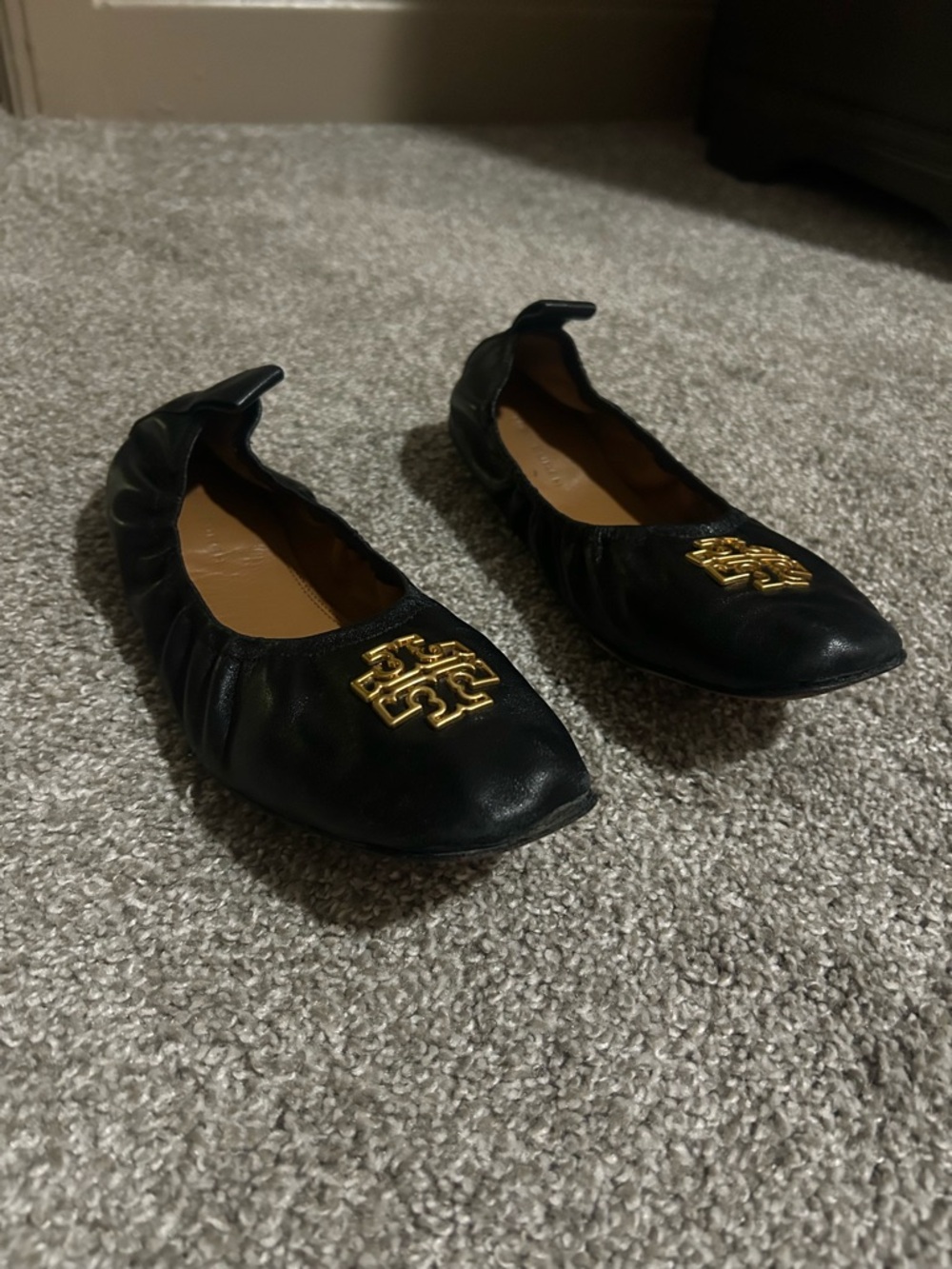 Tory Burch Black Leather Flats with Gold Logo Emblem - Picture 6 of 6